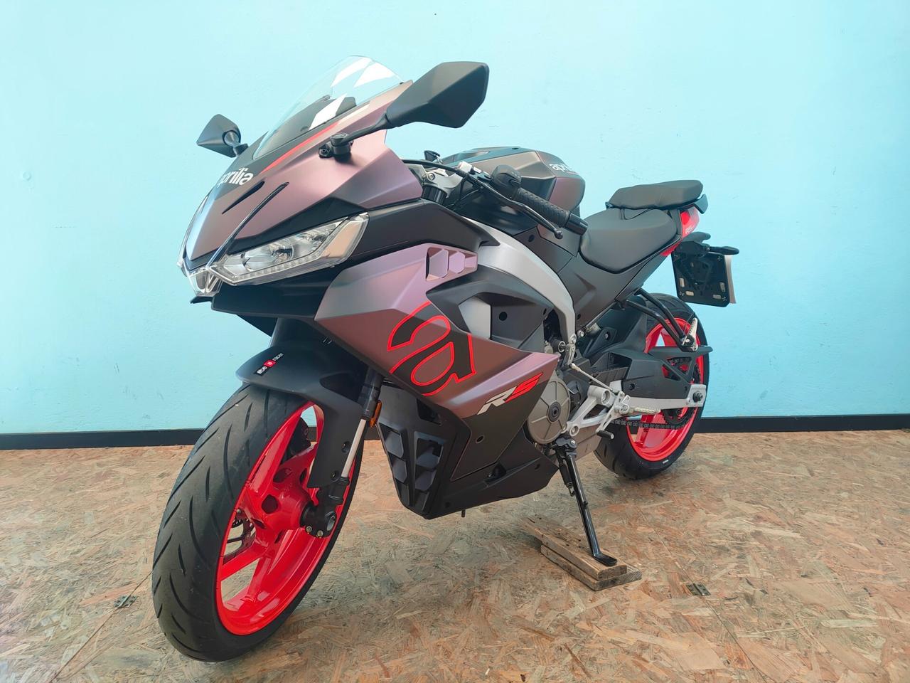 Aprilia RS 457 soli 2409 km.
