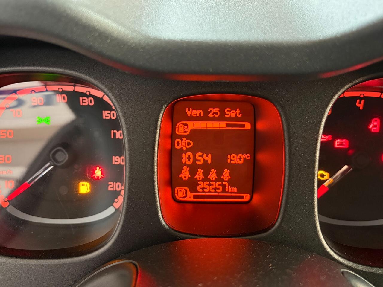 FIAT PANDA 1.0 HYBRID CROSS (25.000 KM!)