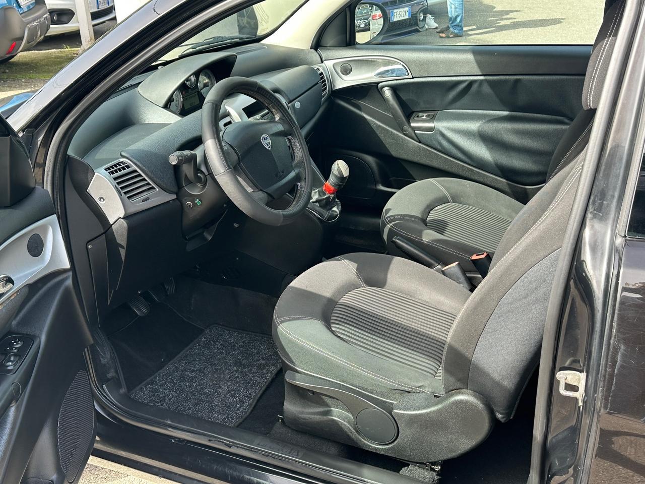 Lancia Ypsilon 1.3 MJT 90 CV MomoDesign