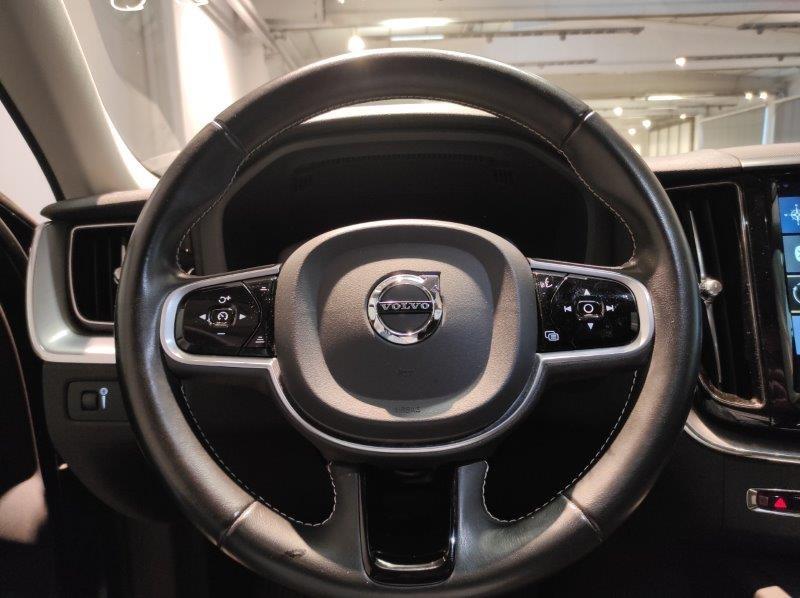 VOLVO XC60 (2017-->) - XC60 B4 (d) AWD Geartronic Momentum