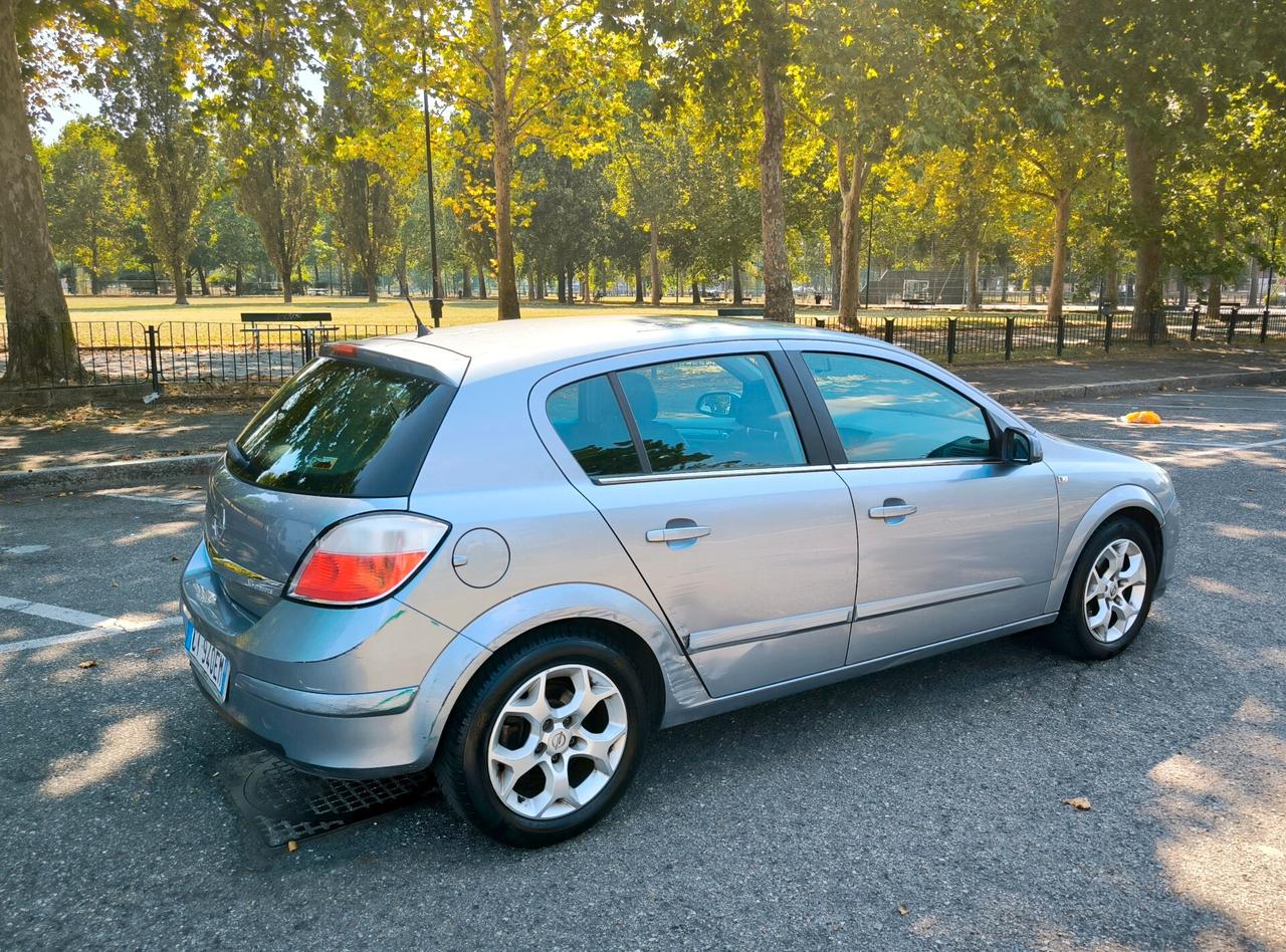Opel Astra 1.6 16V Twinport 5 porte Cosmo