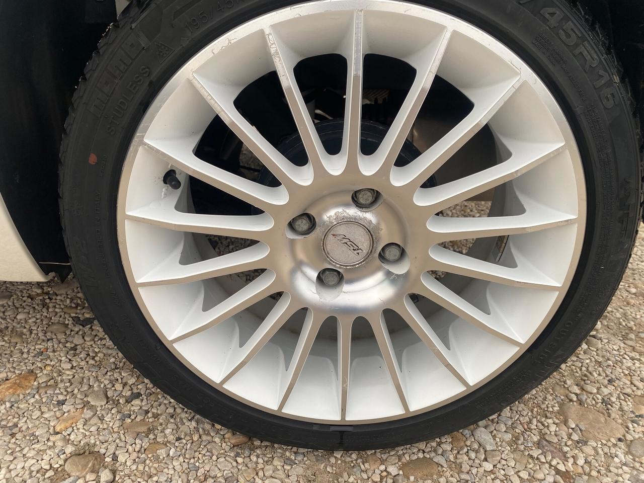 FIAT 500 LOUNGE - KM 32000 - PARI AL NUOVO