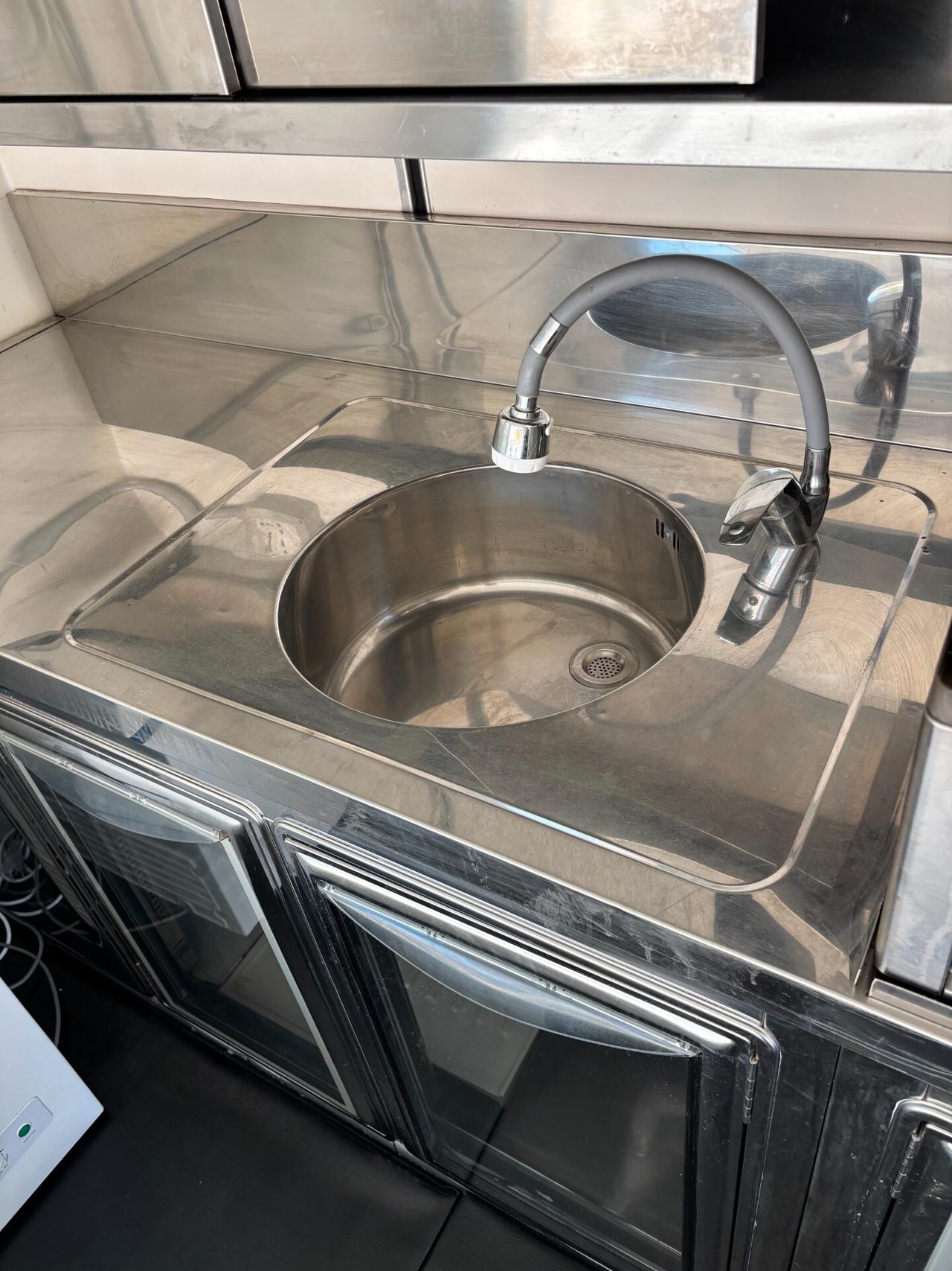 IVECO DAILY 65C/60 CON ALLESTIMENTO A PANINERIA COMPLETO DI TUTTO PIASTRA BANCONI FRIGORIFERI PICCOLO E GRANDE KAPPA AFFETTATRICE FRIGGITRICE AUTOCLAVE DI ACQUA DA 100 LITRI PER BANCONE DI PULIZIA LAVANDINO GRUPPO ELETTROGENO E PRONTO PER LAVORARE PE