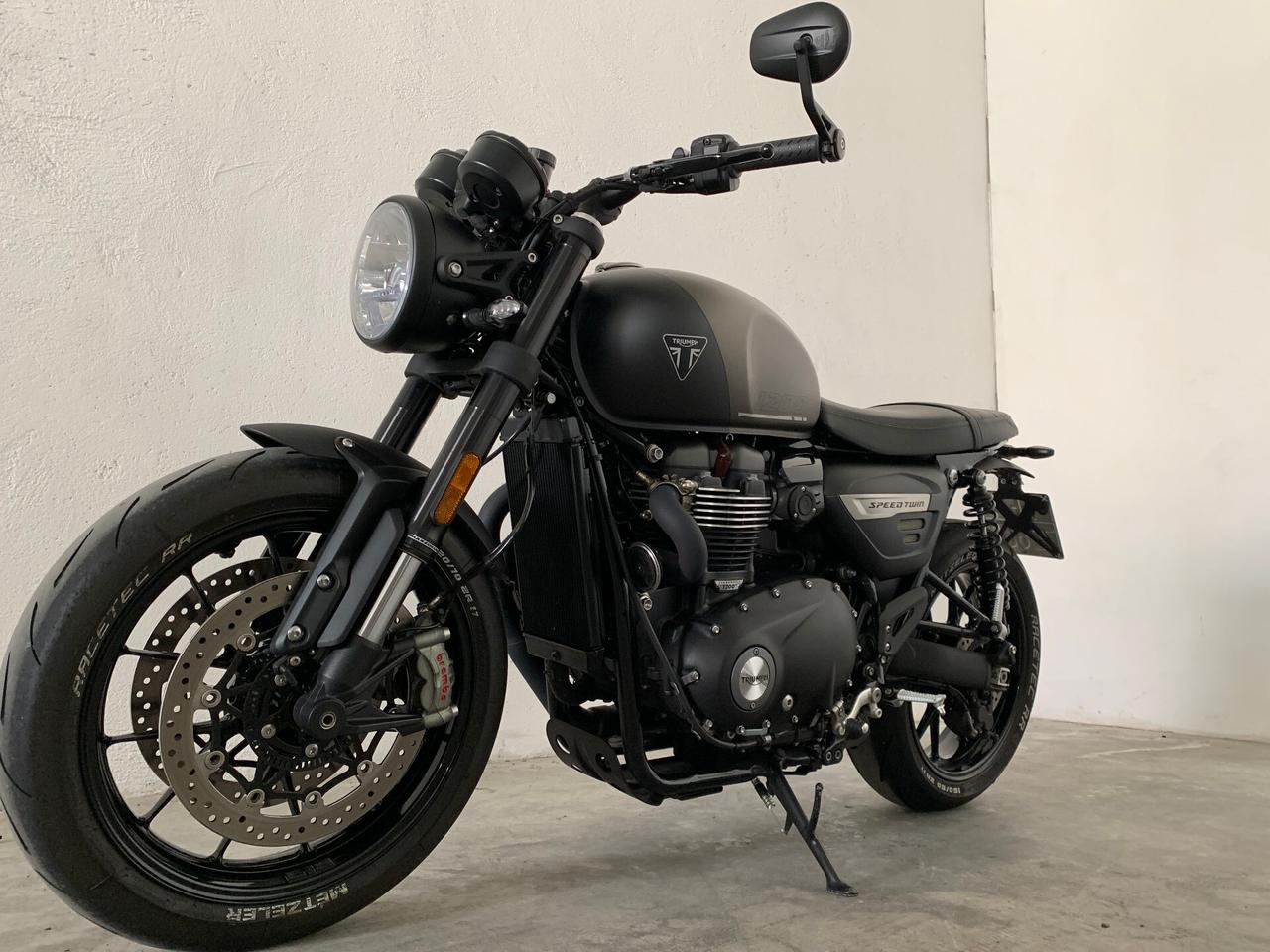 Triumph Speed Twin 1200 Matt Irostone Black Edition
