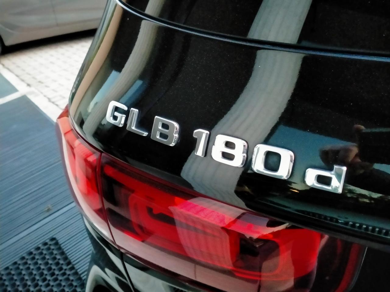 Mercedes-Benz GLB 180 D LED / TETTO APRIBILE /LUCI AMBIENT SOFFUSE / DISPLAY MAXI /AUT.8M.