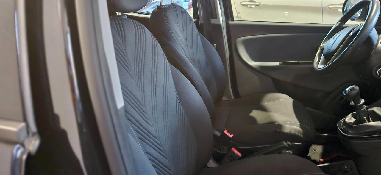 Lancia Ypsilon 1.0 HYBRID 5 porte Posti Gold