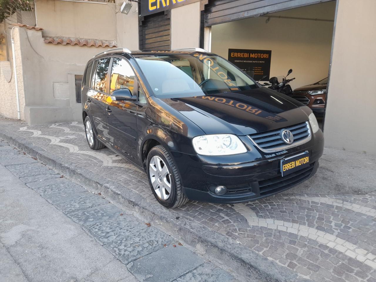 Volkswagen Touran 1.6 FSI Highline
