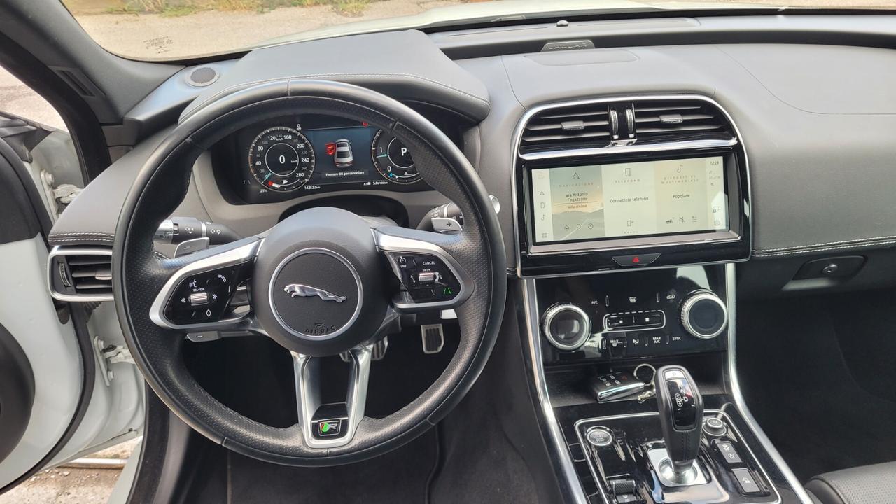 Jaguar XE 2.0 D 204 CV AWD 4X4 Dynamic Black