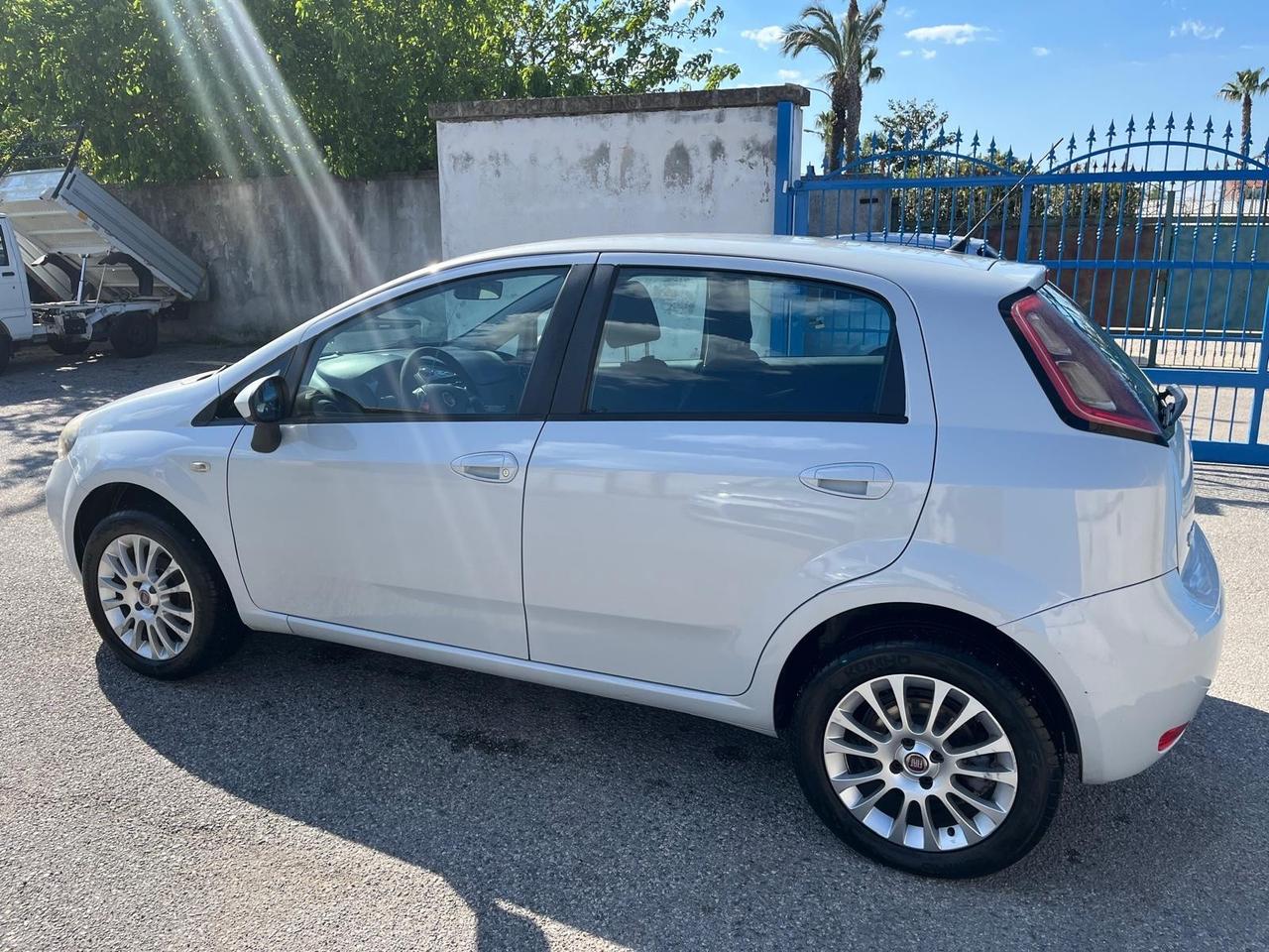 Fiat Grande Punto g.punto-5P-1.4 metano-8v-full-2013