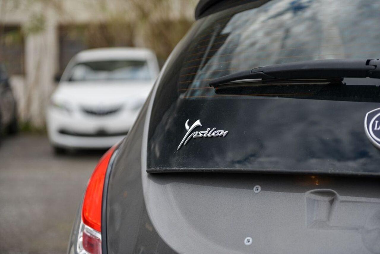 LANCIA Ypsilon III 2021 - Ypsilon 1.0 firefly hybrid Silver s&s 70cv