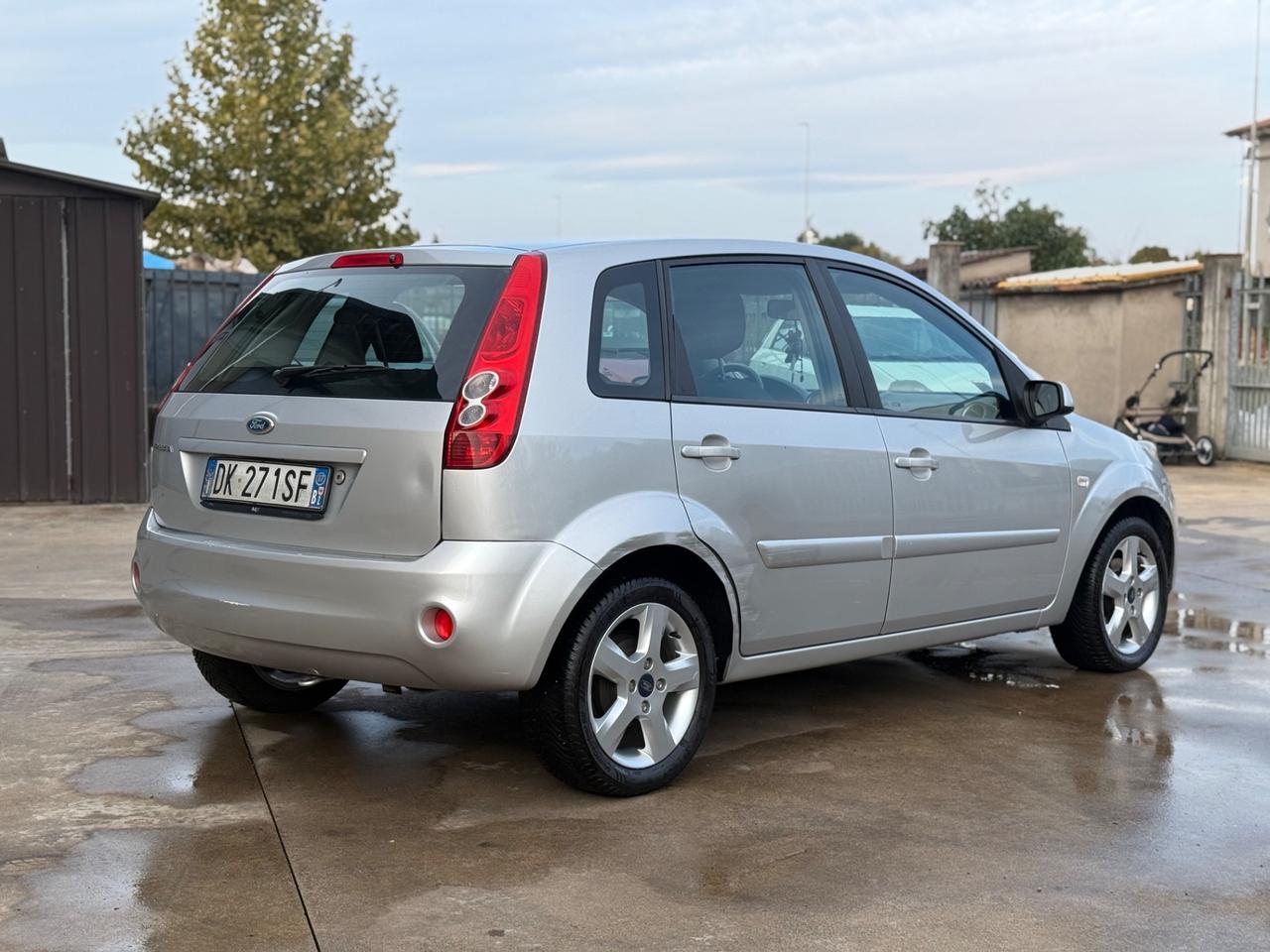 Ford Fiesta 1.2 16V 5p. Ghia