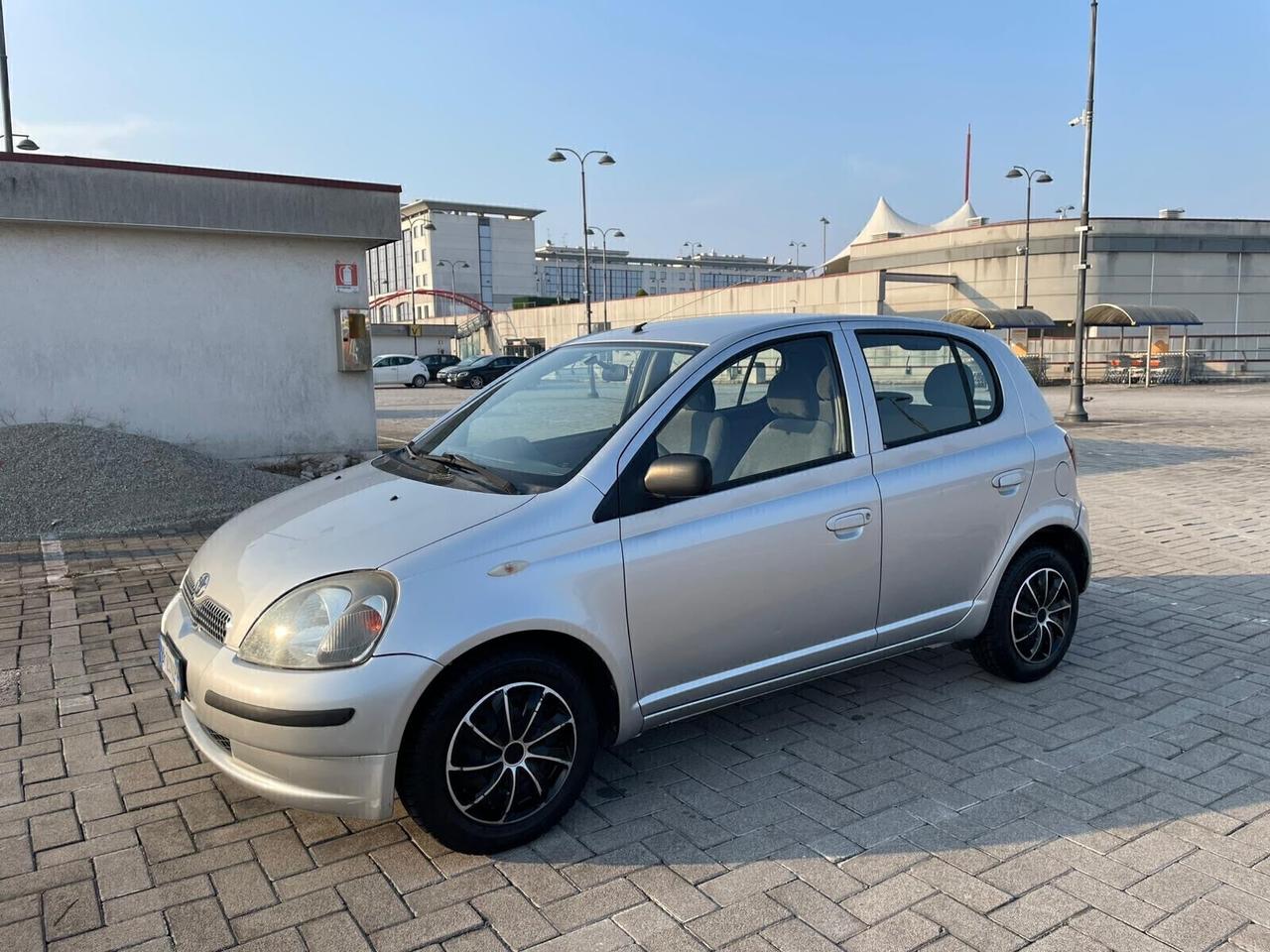 Toyota Yaris 1.0i 16V cat 5 porte Sol OK NEOP.