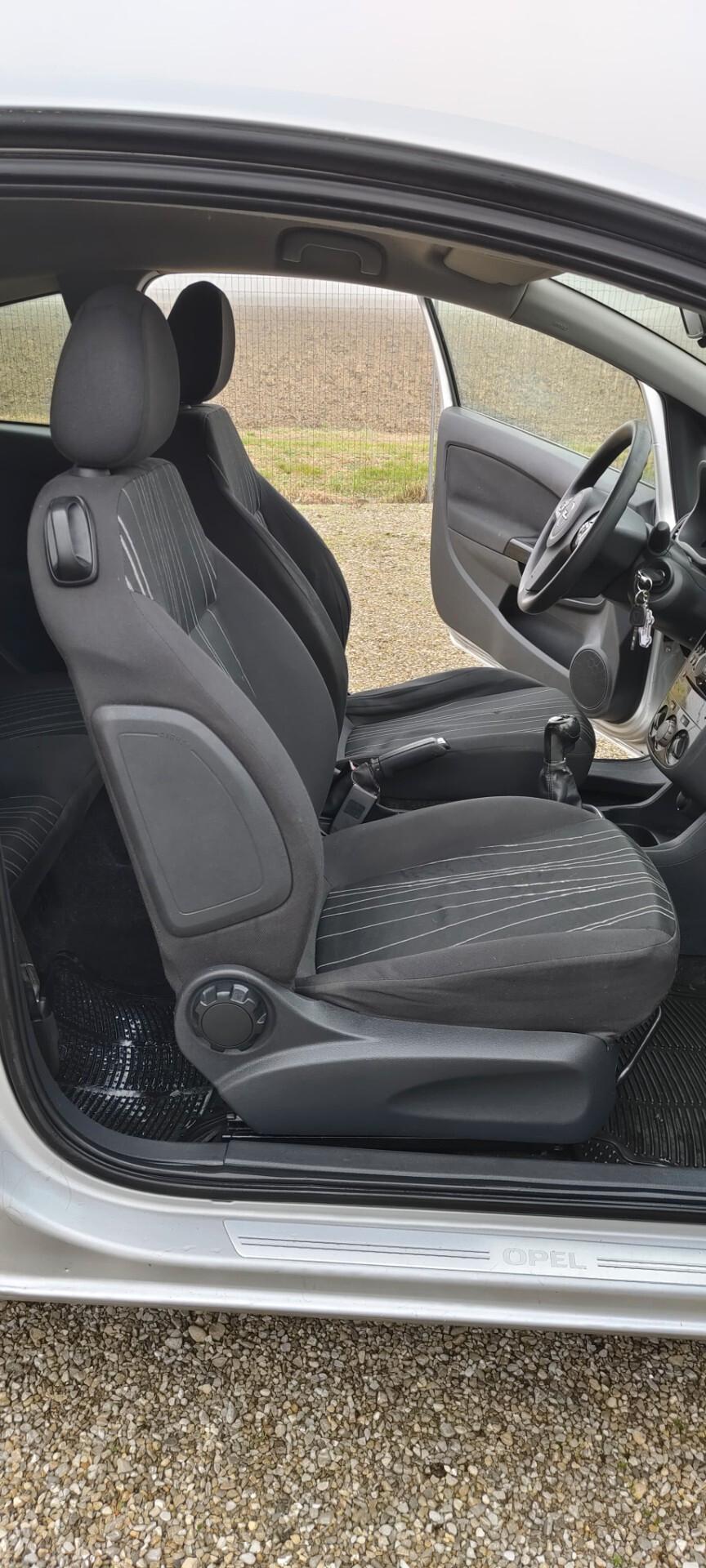 Opel Corsa 1.2 3 porte b-color