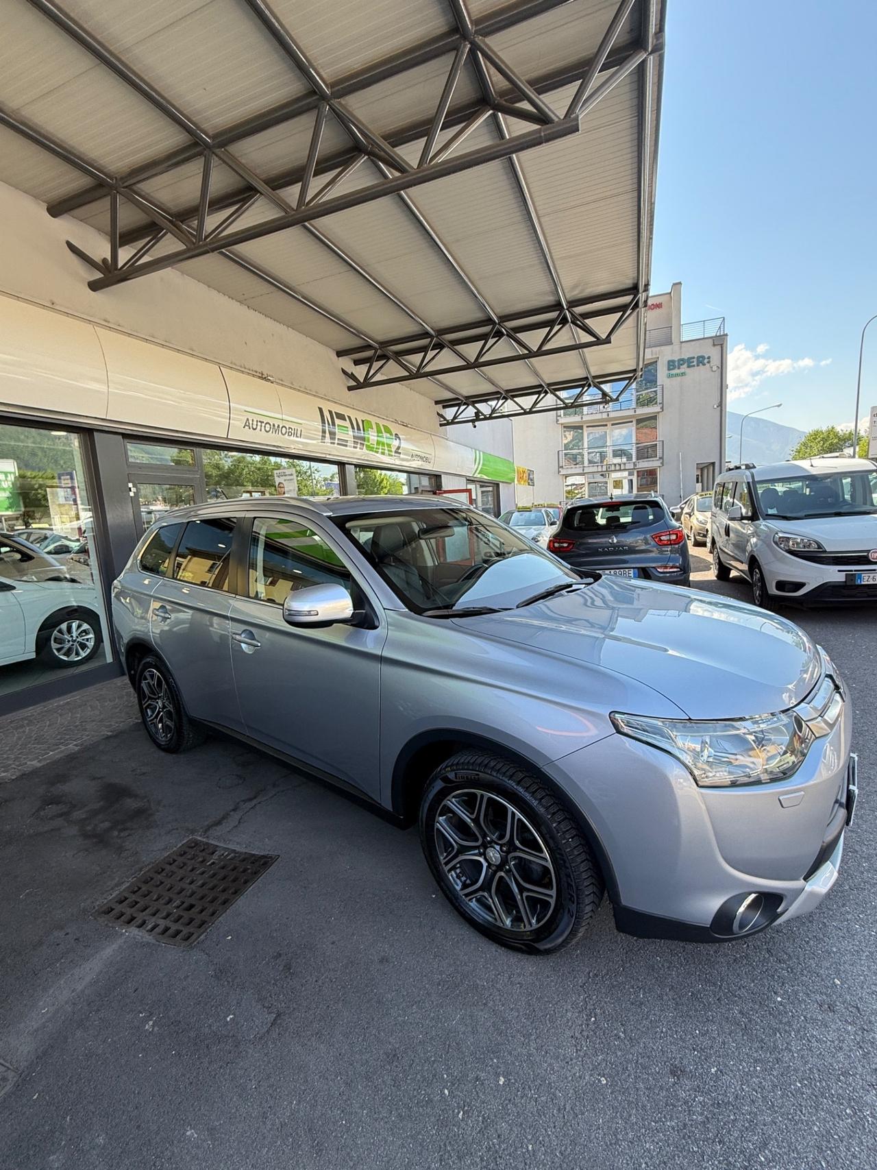 MITSUBISHI OUTLANDER 2.2 DI-D 4WD INSTYLE 7posti