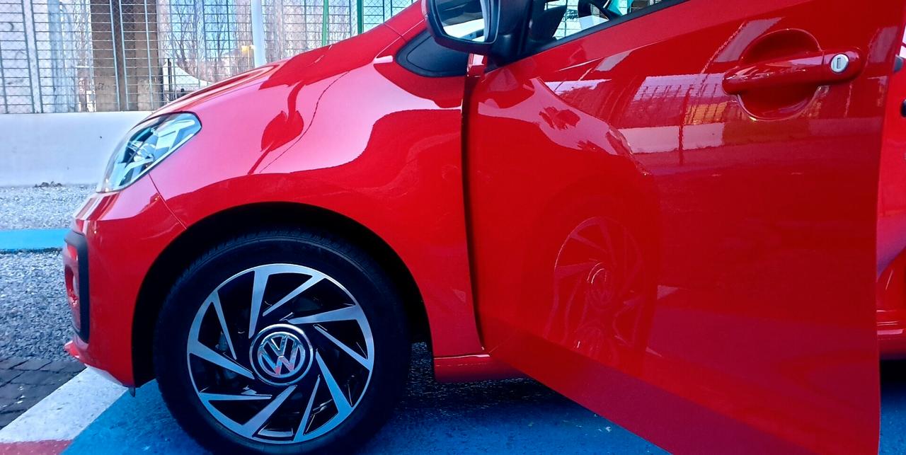 VOLKSWSWAGEN UP 1,0 BENZINA PARI NUOVO SOLO 19 MILA KM