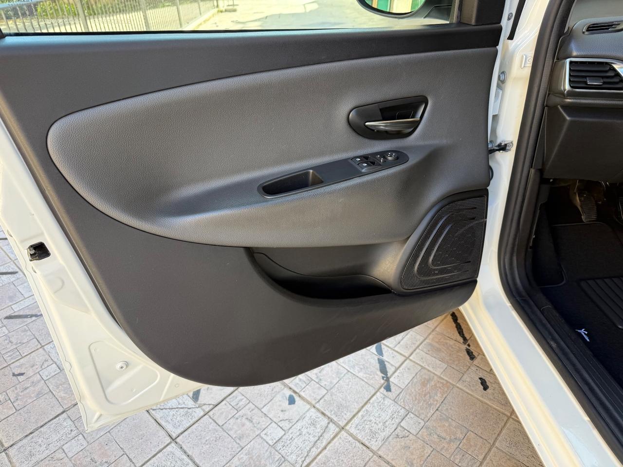 Lancia Ypsilon 0.9 TwinAir 85 CV 5 porte Metano Ecochic Silver