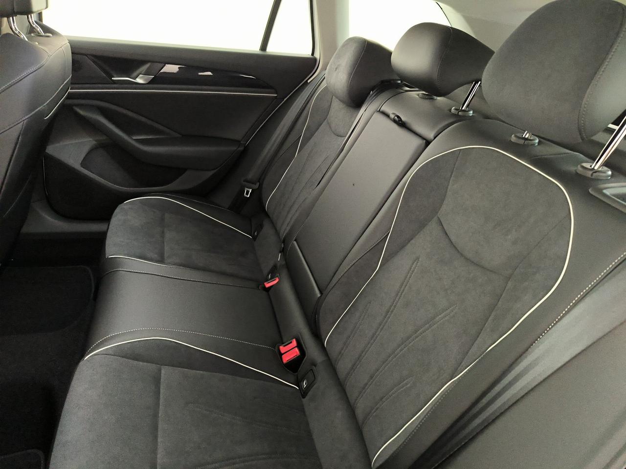 Volkswagen Passat 1.5 tsi ehybrid business 204cv dsg