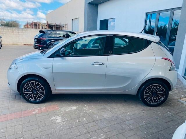 Lancia Ypsilon 1.0 FireFly 5 porte S&S Hybrid Ecochic Silver