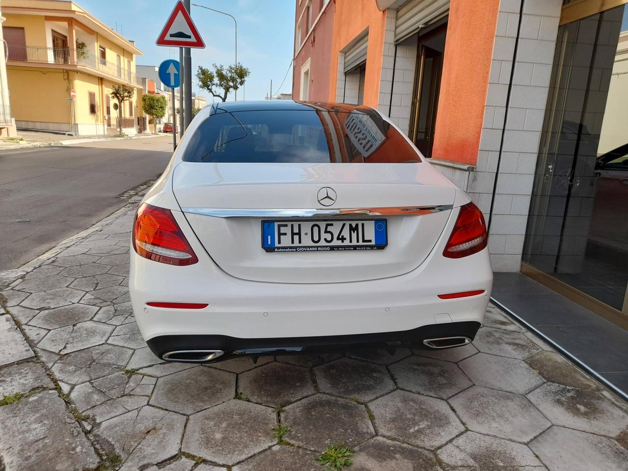 MERCEDES E 220 D AMG LINE BERLINA