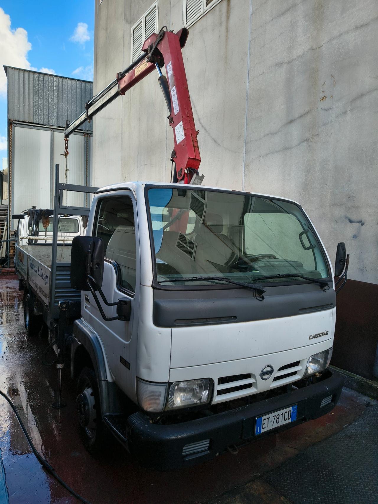 Nissan cabstar con gru