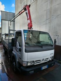 Nissan cabstar con gru