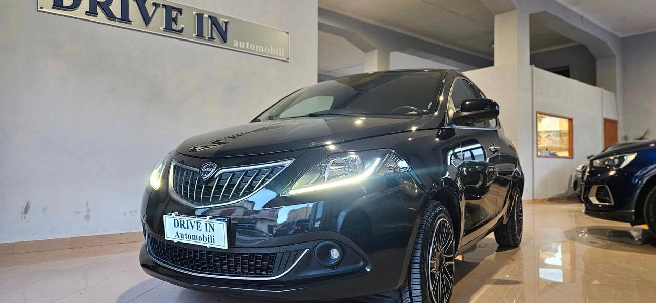 Lancia Ypsilon 1.0 HYBRID 5 porte Posti Gold