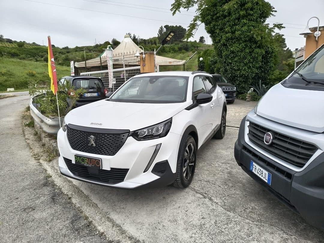 Peugeot 2008 BlueHDi 130 S&S EAT8 GT e Peugeot 2008 ALLURE 110CV