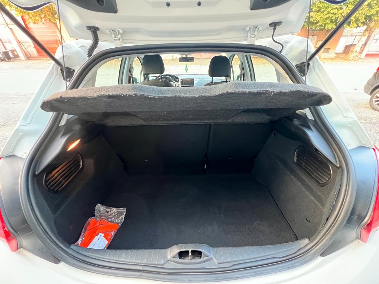 Peugeot 208 PureTech 82 5p. GPL Allure