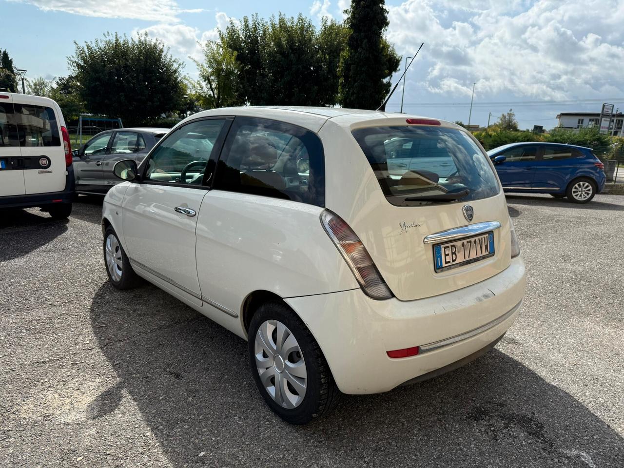 Lancia Ypsilon 1.3 MJT 75 CV Versus