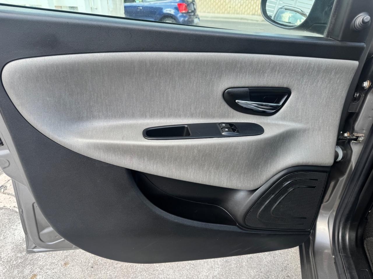 Lancia Ypsilon 1.2 GPL 69CV Ecochic 2012