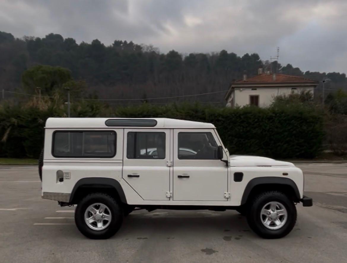 Land Rover Defender 110 2.4 TD4 Hard Top SE