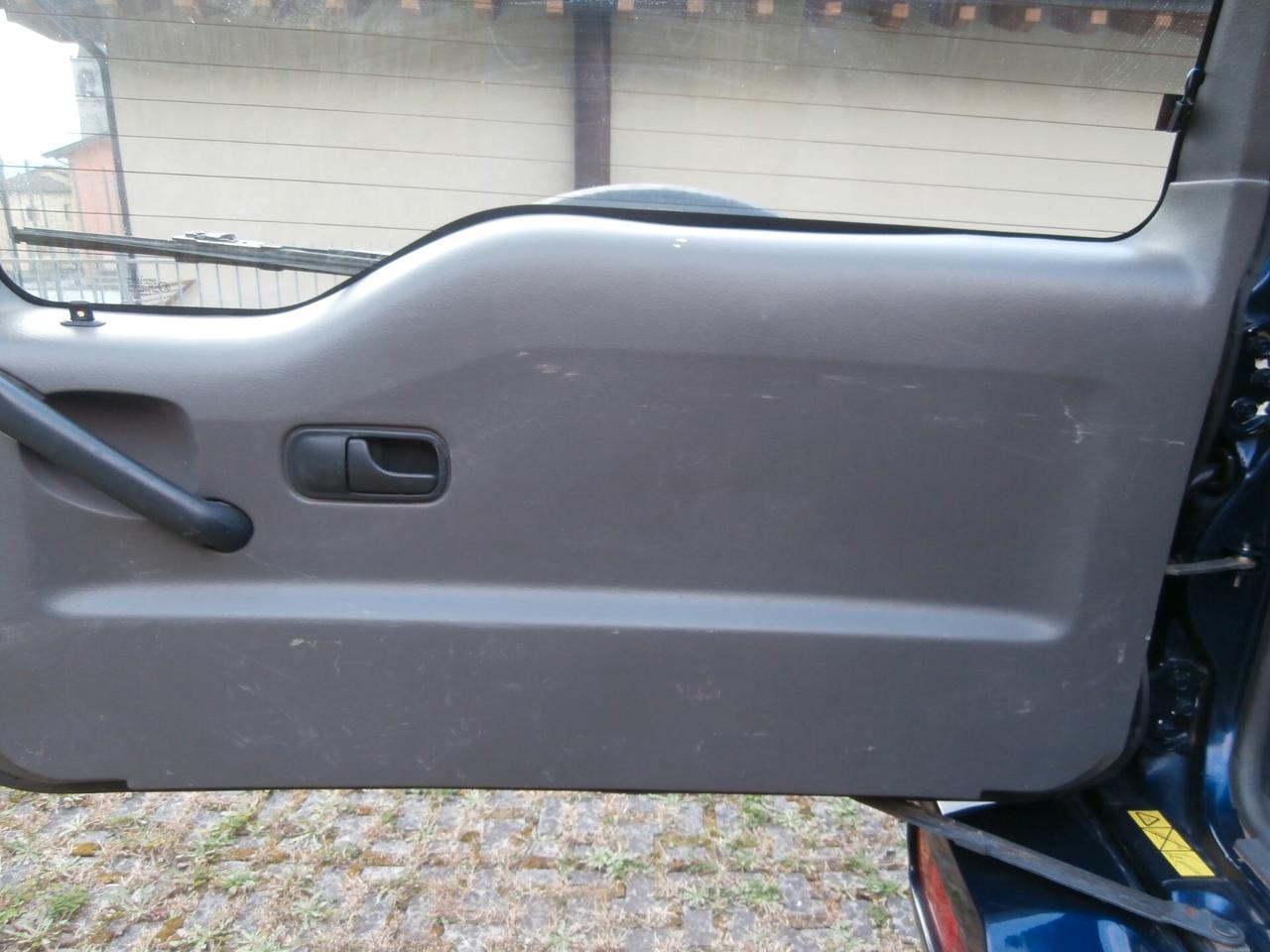 Nissan Terrano II 2.7 Autocarro 3 porte Leggi testo