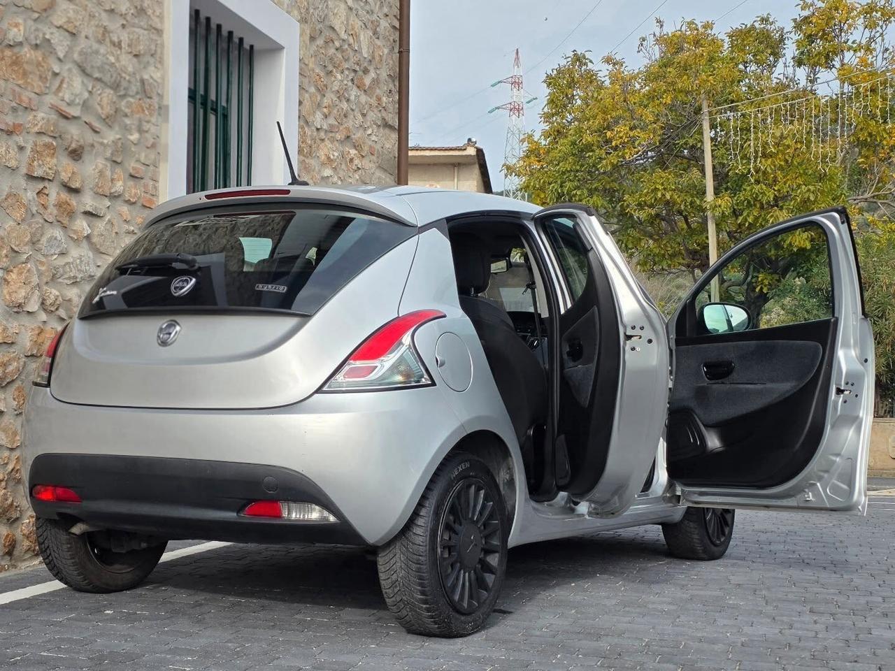 Lancia Ypsilon 1.0 FireFly 5 porte S&S Hybrid Ecochic Gold