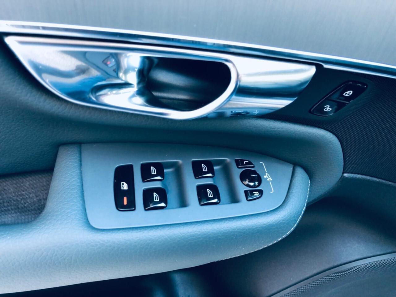 Volvo XC90 B5 (d) hybrid AWD7 posti Momentum telec