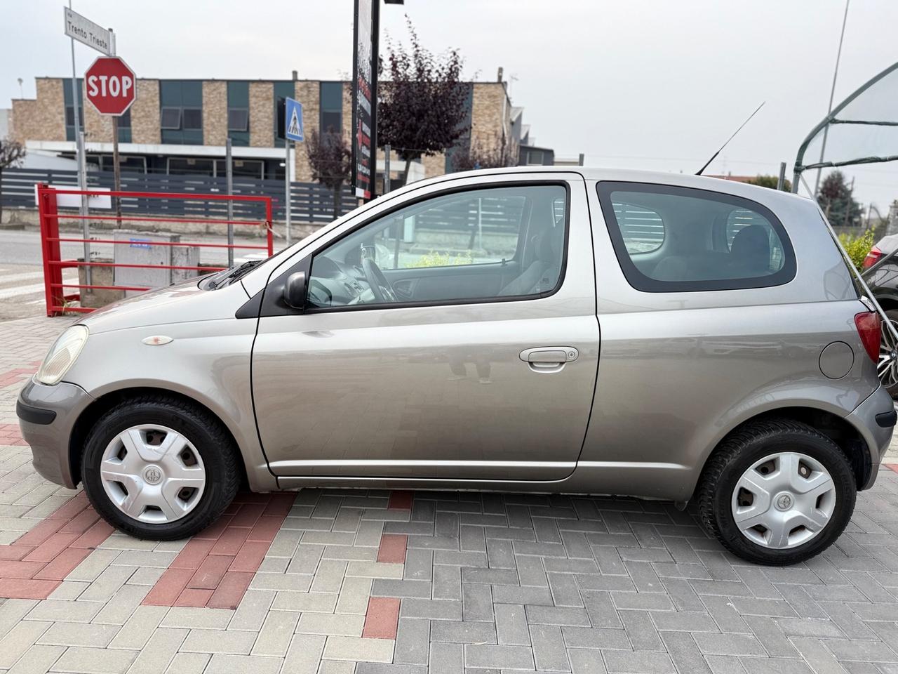 Toyota Yaris 1.0i 16V cat 3 porte Sol NEOPATENTATI