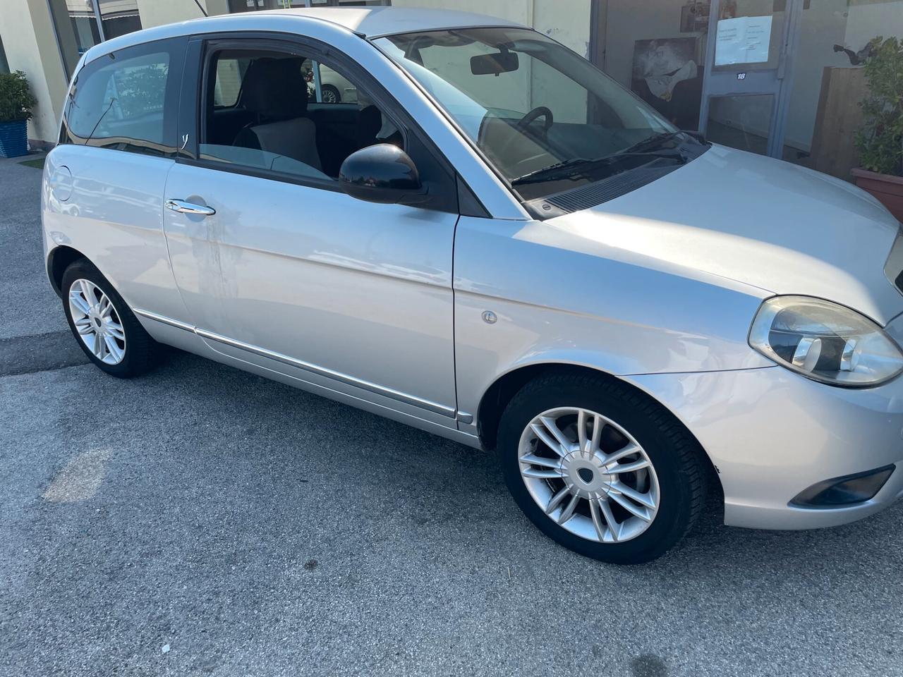 Lancia Ypsilon 1.2 69 CV Unyca