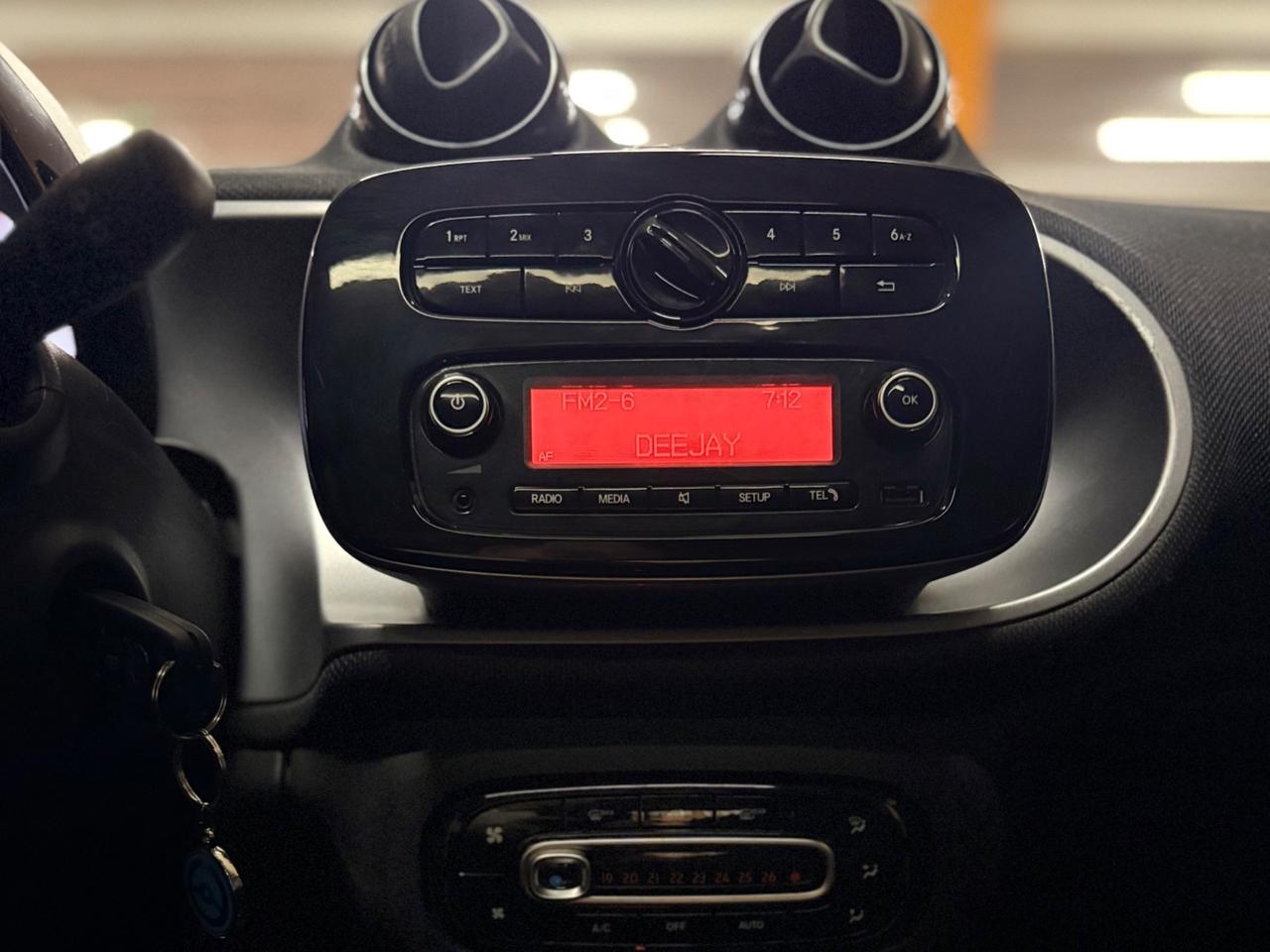 BELLISSIMA SMART FORTWO ADATTA A NEOPATENTATI CON TETTO PANORAMICO CON SOLI 69.625 KM