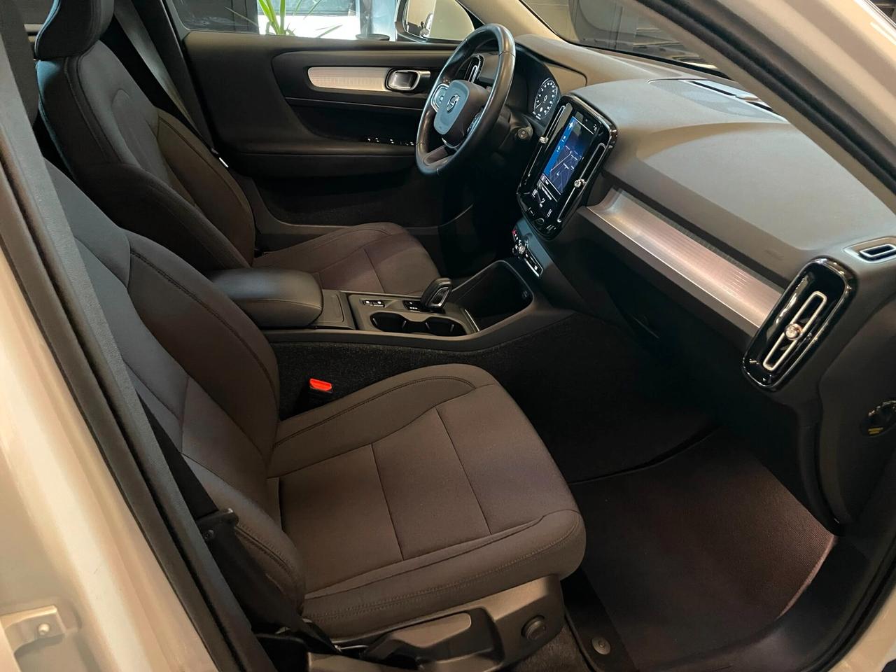Volvo XC40 T2 Geartronic Momentum Core N1