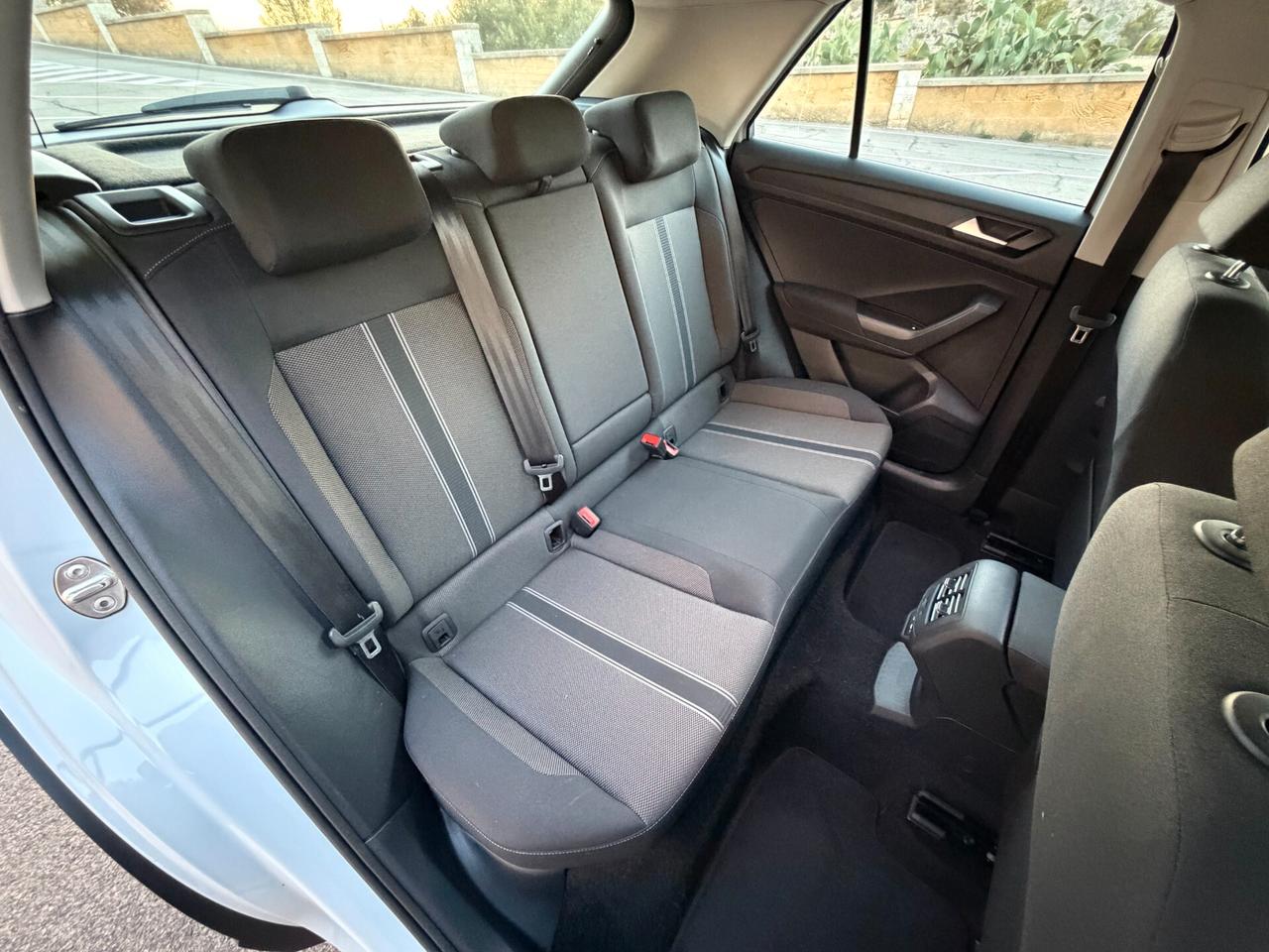 Volkswagen T-Roc/1.0 TSI 110 CV/CAR PLAY/CERCHI 17"/NEOPATENTATI