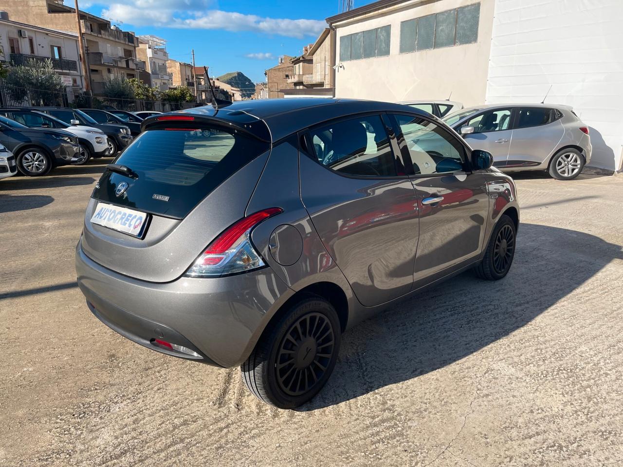 Lancia Ypsilon 1.0 FireFly 5 porte S&S Hybrid Ecochic Silver