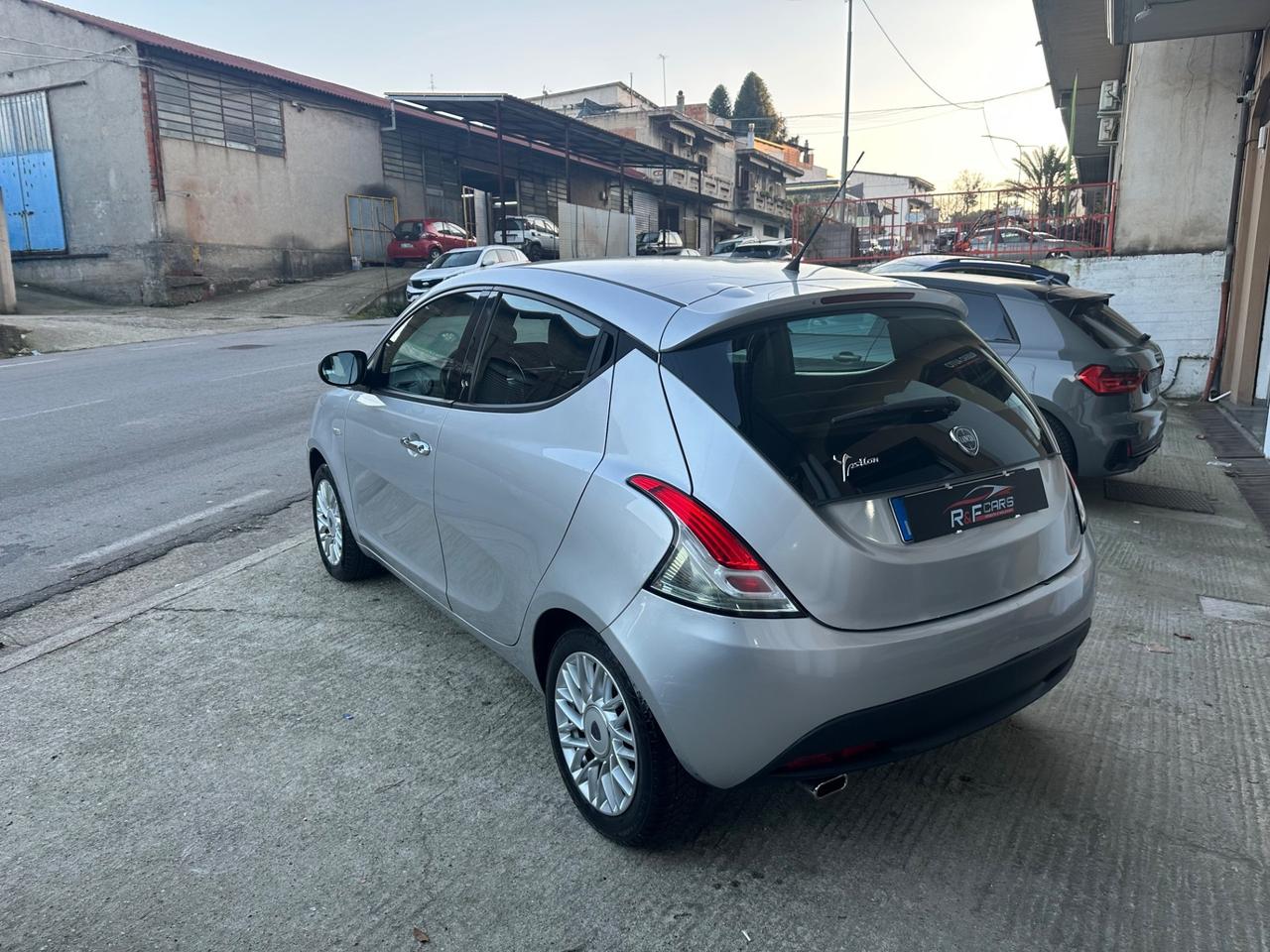 Lancia Ypsilon 0.9 TwinAir 85 CV 5 porte S&S Platinum GPL