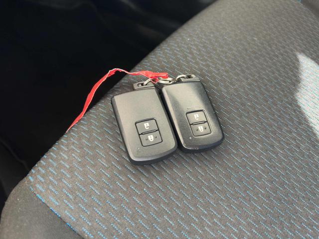TOYOTA Yaris 1.5 5 POSTI IBRIDA OK NEOPATENTATI BI-COLOR