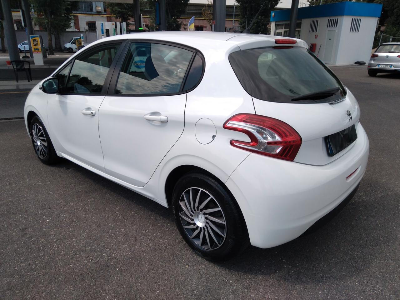 Peugeot 208 1.4 HDi 68 CV 5 porte Allure x neopatentati