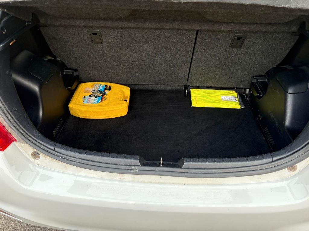 Toyota Yaris 5 Porte 1.0 BENZ 69 CV Lounge ADATTA NEOPATENTATI