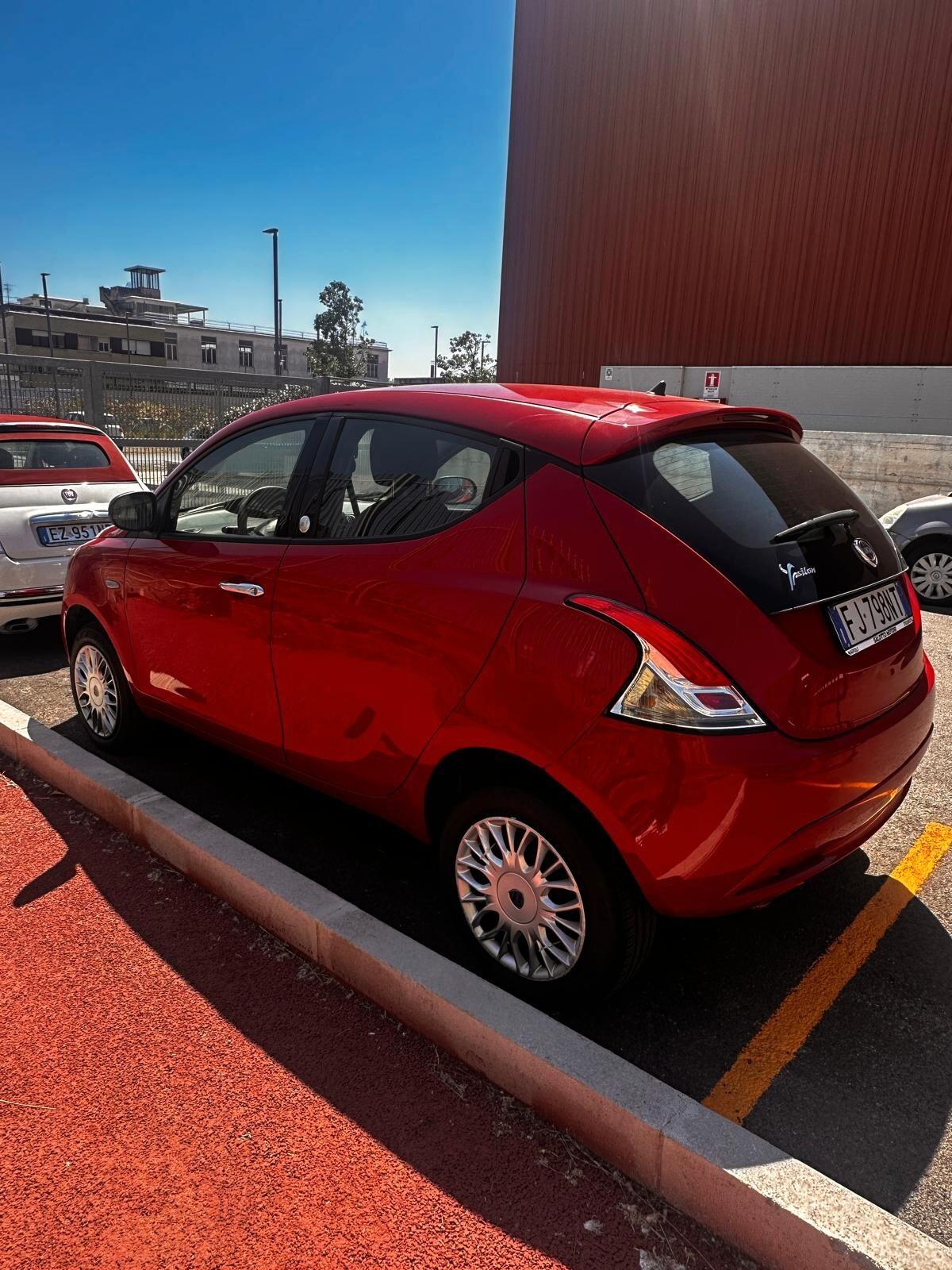 Lancia Ypsilon 0.9 TwinAir 85 CV 5 porte Metano Ecochic Silver