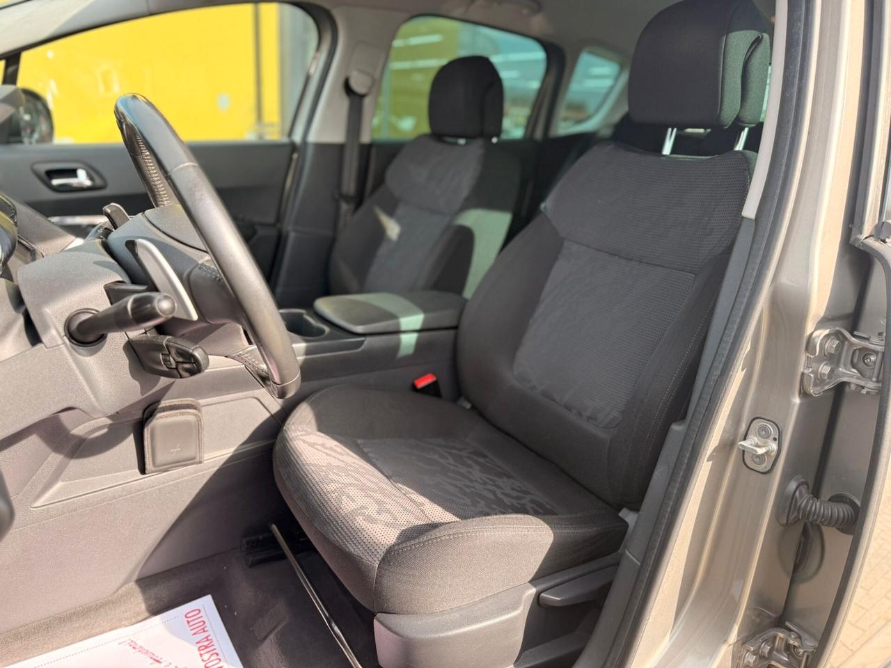 Peugeot 3008 1.6 HDi 110CV cambio robotizzato Business