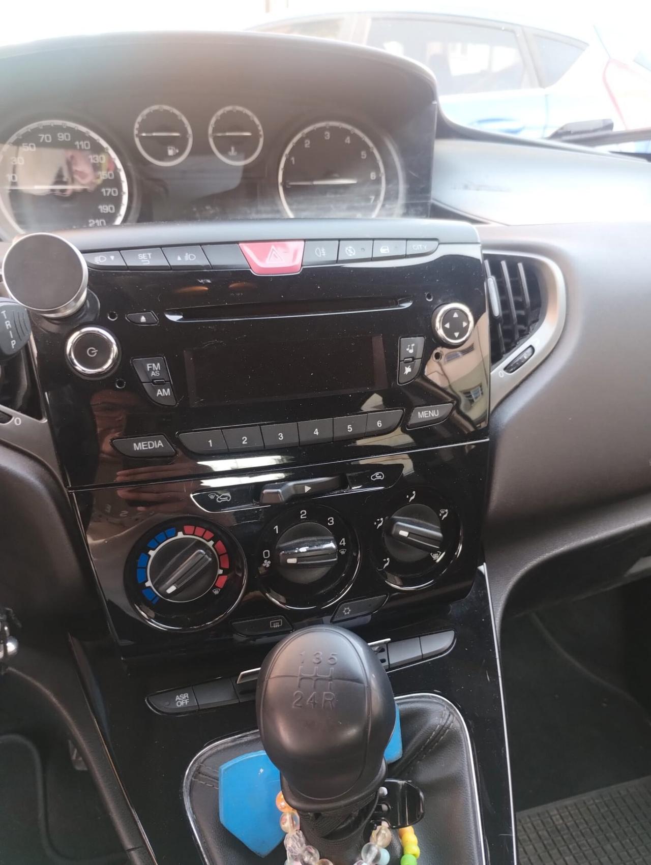 Lancia Ypsilon 1.2 69 CV 5 porte S&S Silver