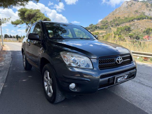 TOYOTA RAV 4 RAV4 2.2 D-4D Luxury CON GANCIO TRAINO