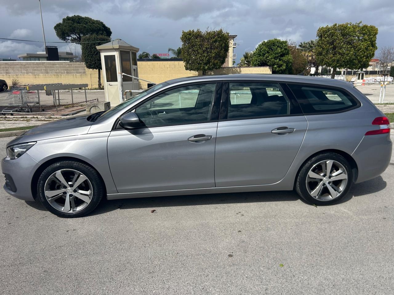 Peugeot 308 BlueHDi 130 S&S SW Allure da vetrina