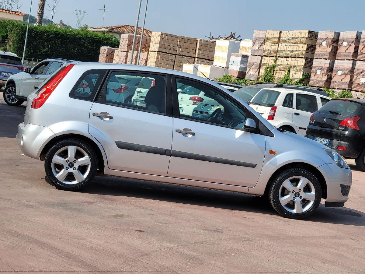 FORD - Fiesta - 1.2i 16V 5 porte Ghia